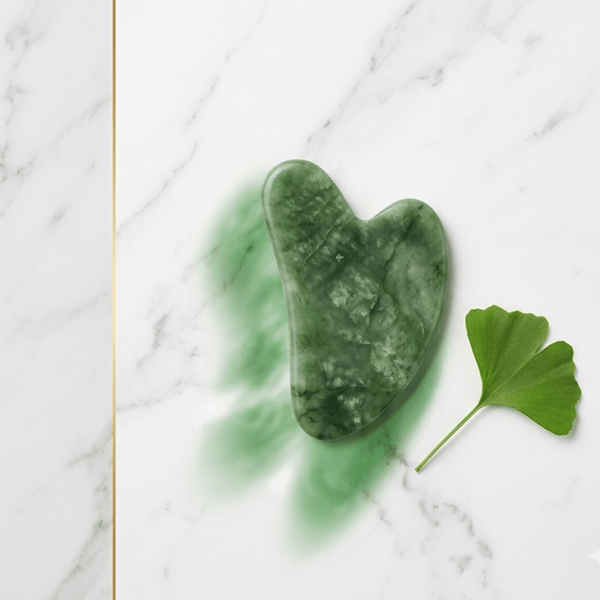 EMS facial vs Gua Sha : lequel choisir pour tonifier votre visage ?